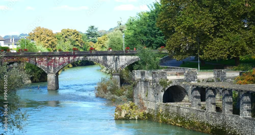 Discovery of the village of Mauléon-Licharre crossed by its river Discovery of the village of Mauléon-Licharre crossed by its river