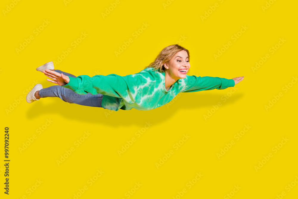 Φωτογραφία Full length photo of charming positive woman wear green sweatshirt flying empty