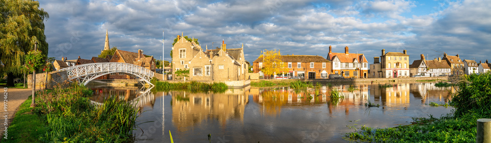 Fototapeta premium Chinese Bridge and Godmanchester town panorama in Cambridgeshire, England