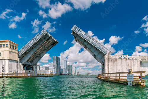 Venetian Causeway cruza Biscayne Bay photo