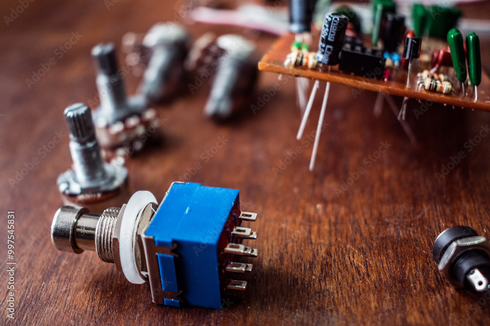Naklejka premium Montaje de Electrónica DIY (Pedal de guitarra) hecho en casa