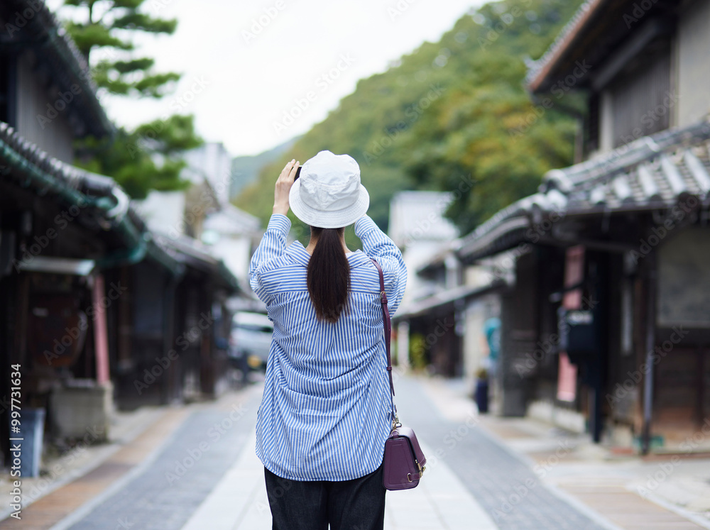 観光地でスマートフォンで写真撮影を行う旅行中の日本人女性 観光地でスマートフォンで写真撮影を行う旅行中の日本人女性
