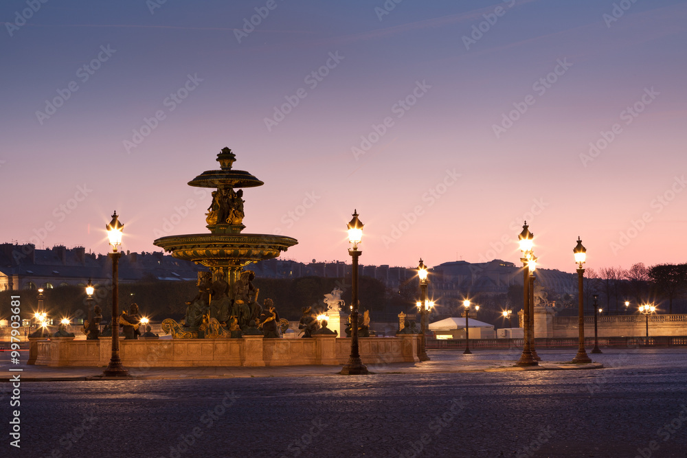 Fototapeta premium Fontaine de la Place de la Concorde à Paris au lever du soleil