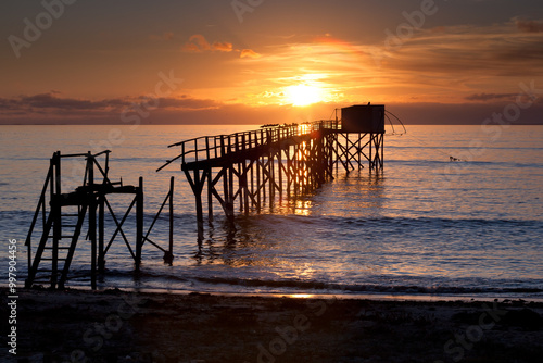 Coucher du soleil sur les pêcheries des Moutiers-en-Retz dans la baie de Bourgneuf en Loire-Atlantique