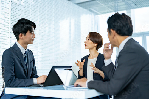 Wallpaper Mural 日本人男女3人の会議シーン Torontodigital.ca