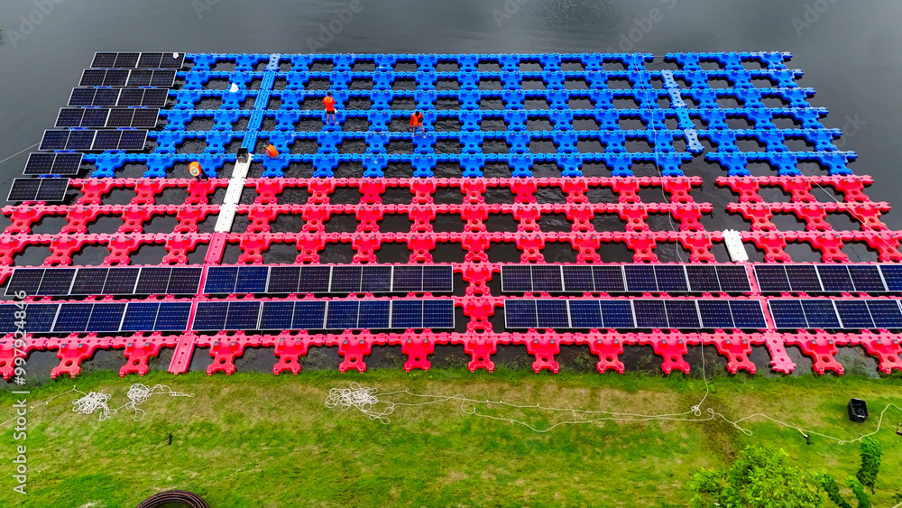 Obraz premium Floating solar panels providing renewable energy. Aerial view floating on solar cells