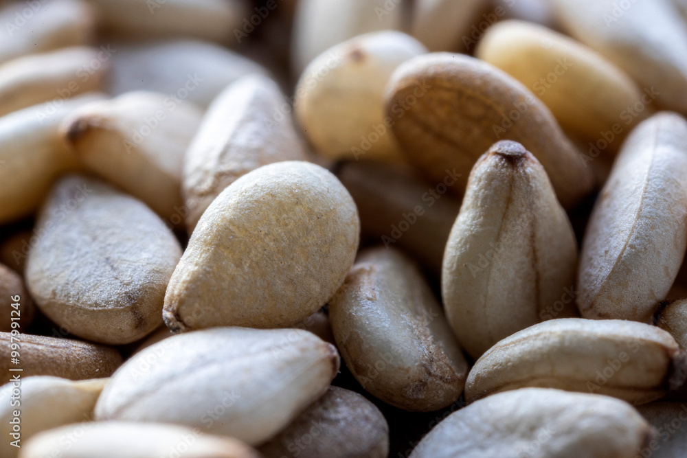 Obraz premium Various colored sesame seeds in a heap (Real photograph - no A.I.)