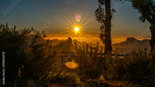 Paisajes de las islas canarias en la cumbre con atardecer y luces preciosas en un paraje natural de gran canaria con bruma