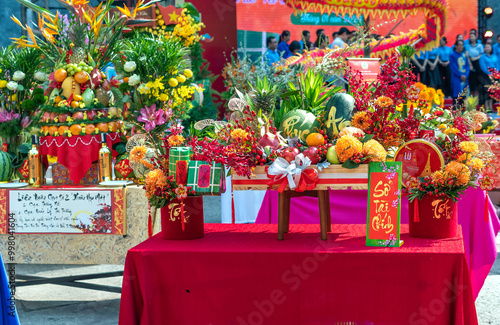 The five-fruit tray is displayed on the altar during the Lunar New Year at the Youth Cultural House.