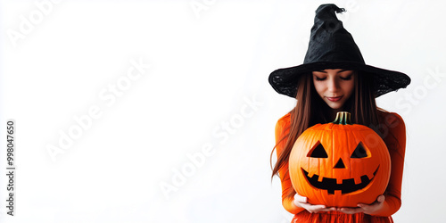 Ragazza con in mano una zucca di Halloween. Spazio per testo o messaggio. photo