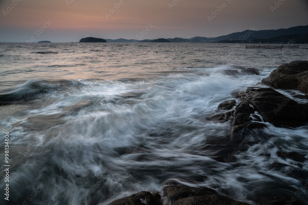 Fototapeta premium 美しい夕暮れの海岸
