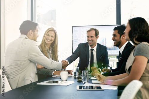 Fotografía Smile, business people and handshake in meeting for agreement, b2b partnership or investment deal