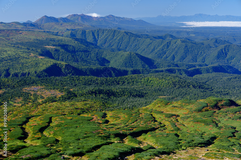 百名山旭岳登山 大雪山旭岳登山道からの紅葉の十勝岳方面の景色 百名山旭岳登山 大雪山旭岳登山道からの紅葉の十勝岳方面の景色
