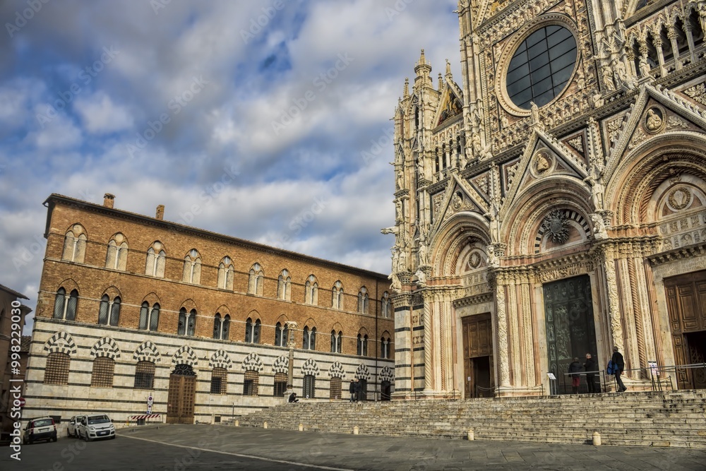 siena, italien - dom westfassade mit den drei portalen und palazzo del vescovo