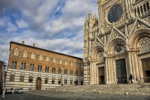 Obraz na płótnie siena, italien - dom westfassade mit den drei portalen und palazzo del vescovo w salonie
