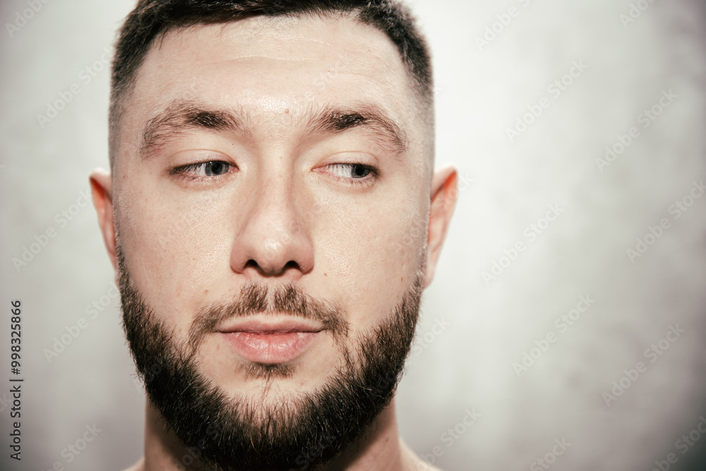 Obraz premium An attractive man and his health problems. Depression and despair.