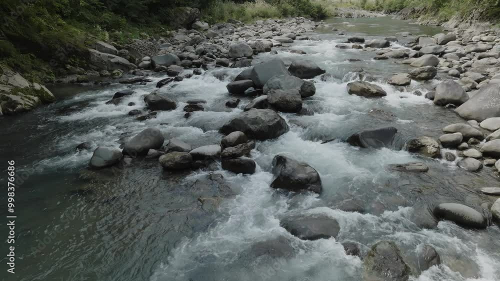 ドローン映像:山奥の大自然に流れる、透き通ったエメラルドグリーンの川 ドローン映像:山奥の大自然に流れる、透き通ったエメラルドグリーンの川