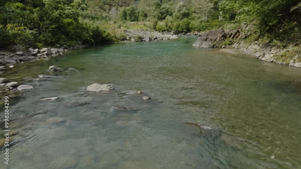ドローン映像:山奥の大自然に流れる、透き通ったエメラルドグリーンの川 ドローン映像:山奥の大自然に流れる、透き通ったエメラルドグリーンの川