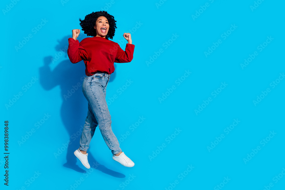 Φωτογραφία Full body photo of attractive young woman running winning celebrate dressed styl