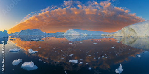 Obraz na płótnie Disko Bay is a large bay on the western coast of Greenland. w salonie