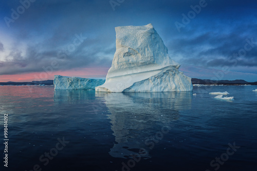 Obraz na płótnie Disko Bay is a large bay on the western coast of Greenland. w salonie