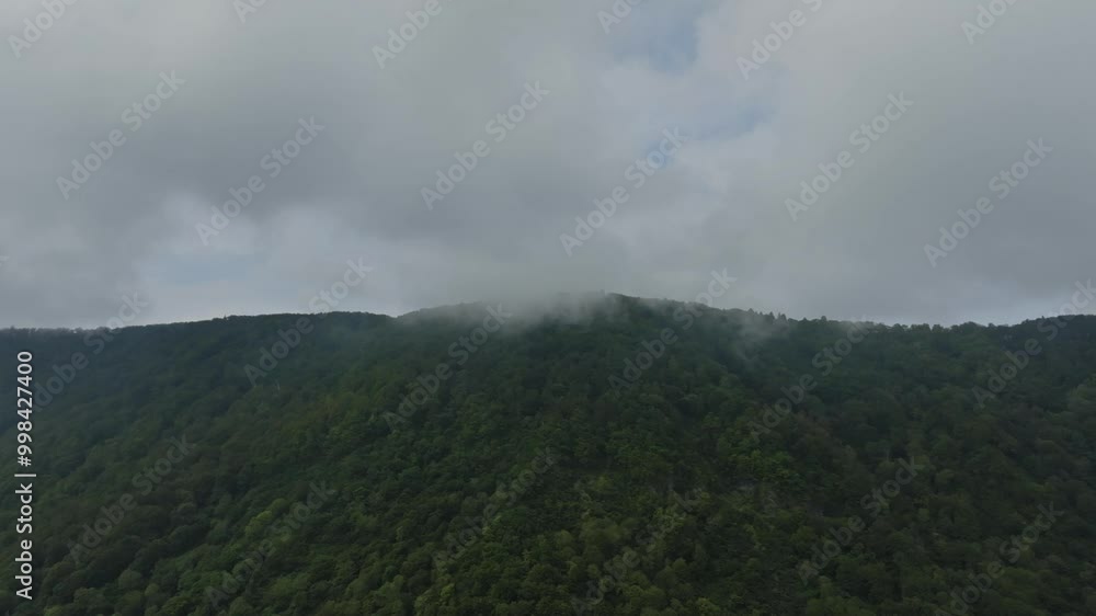 ドローン映像:山を覆う、大きな雲 ドローン映像:山を覆う、大きな雲