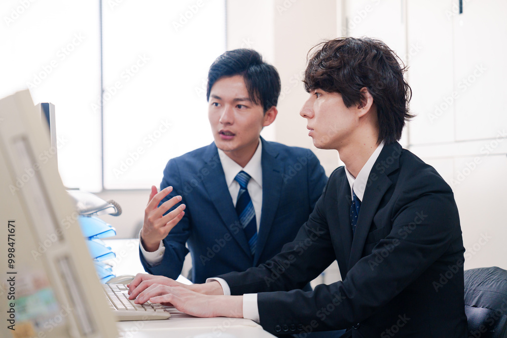 オフィスで議論をする男性ビジネスマン