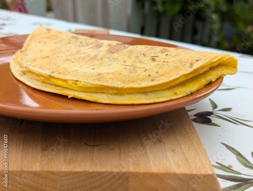 Pfannkuchen mit Käsefüllung auf einem Teller