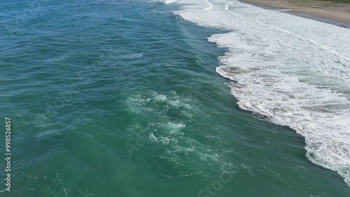 海岸に打ち寄せる波　海　三陸海岸　青森県　空撮