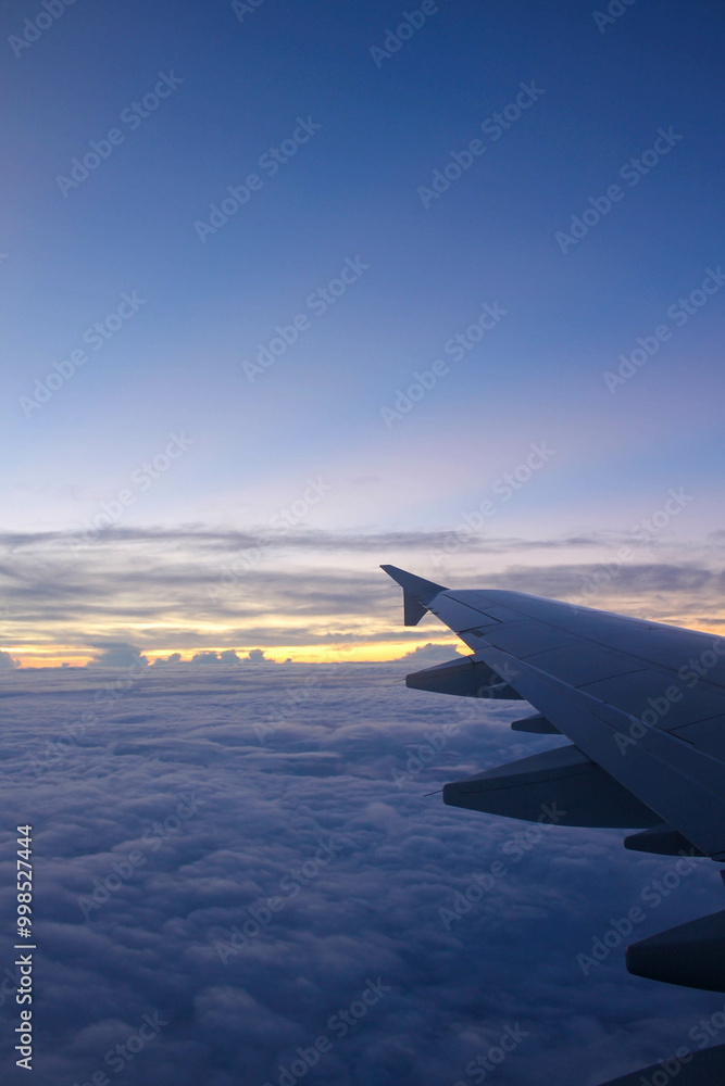 Obraz premium 飛行機の窓から空と雲