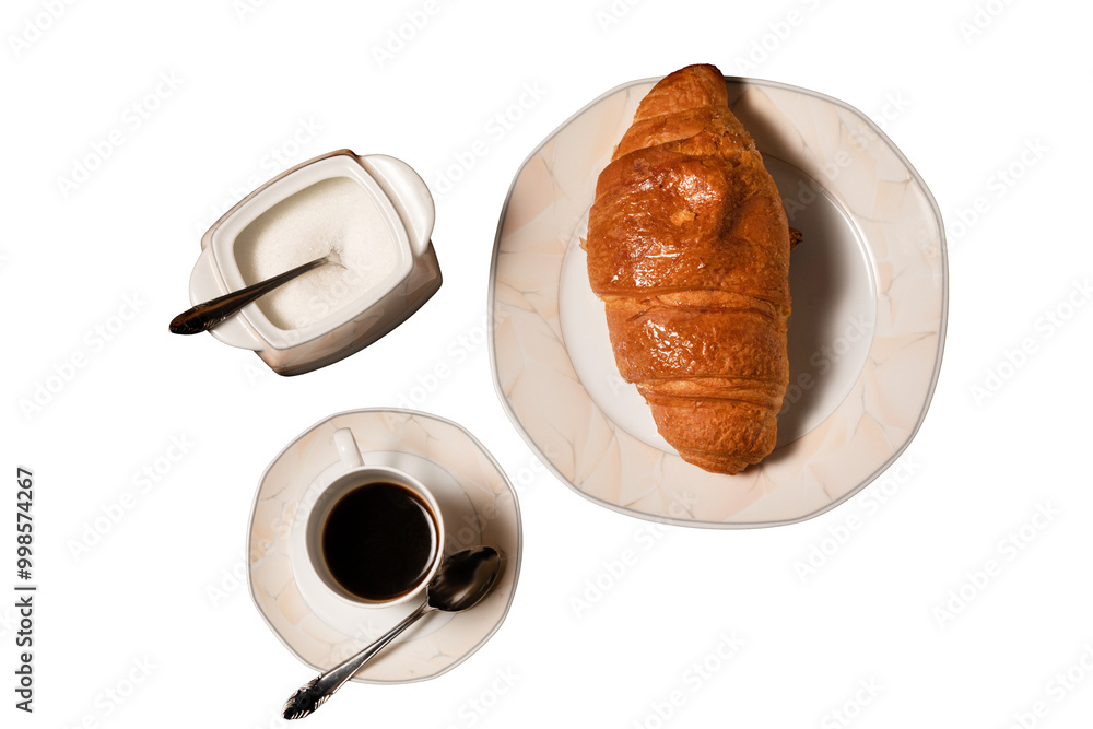 vista in primo piano, da sopra, di una tazza piena di caffè scuro, un piatto con una brioche e una piccola scodella piena di zucchero su sfondo trasparente
