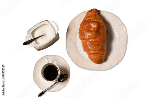 Obraz na płótnie vista in primo piano, da sopra, di una tazza piena di caffè scuro, un piatto con una brioche e una piccola scodella piena di zucchero su sfondo trasparente w salonie