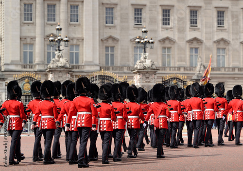 Tableau sur toile Changing of the guard at buckingham palace