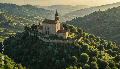 Église sur une colline verdoyante au coucher du soleil photo