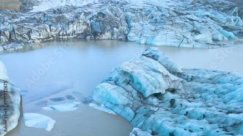 Glacial Serenity in Iceland – Breathtaking Icy Landscapes
