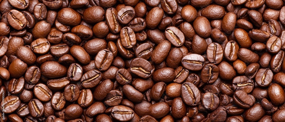 Obraz premium A mound of coffee beans with some in the center and others at its heart