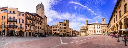 Obraz na płótnie Italy travel and landmarks. Arezzo - beautiful medieval town in Tuscany . Panoramic view of main city scquare - Piazza grande. w salonie