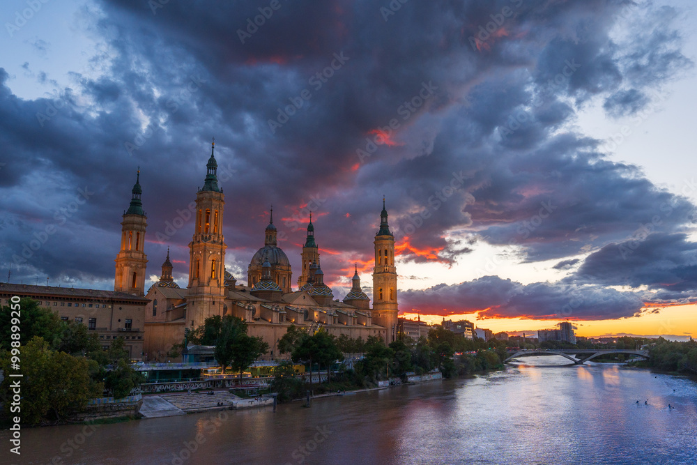 Fototapeta premium Basílica del Pilar de Zaragoza atardeciendo desde puente de piedra