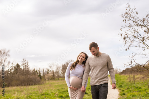 schwangere junge Frau mit Partner im Park