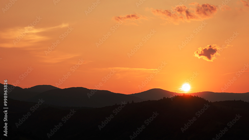 Obraz premium Dramatic red sunset in the mountains