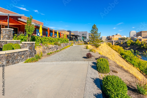 Foto Views of downtown Spokane and the Spokane River from the newly developed Kendall Yards neighborhood of cafes, boutiques an art along the Centennial Trail in Spokane, Washington State, USA