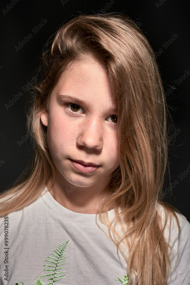 Portrait studio élégant d'une jeune adolescente Portrait studio élégant d'une jeune adolescente