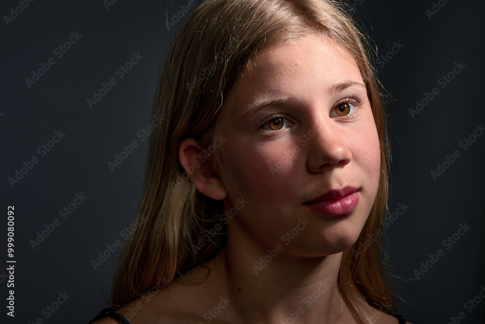 Portrait studio d'une jeune adolescente élégamment maquillée Portrait studio d'une jeune adolescente élégamment maquillée