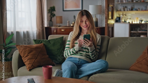 Canvastavla Freelancer shopping online smartphone at home