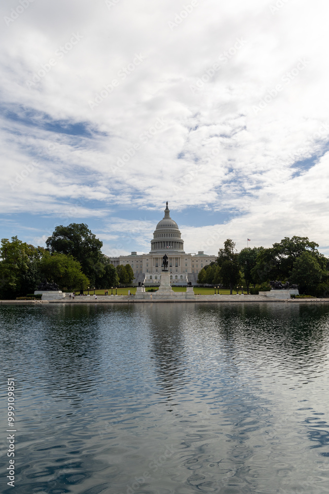 Fototapeta premium US Capitol building under cloudy skies