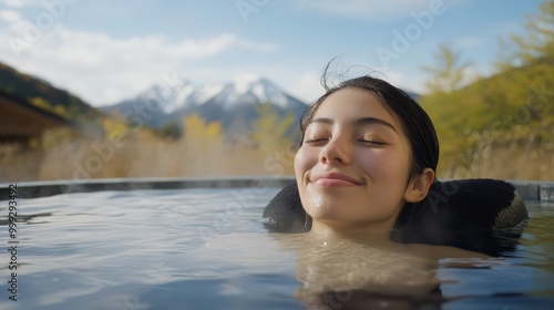 美しい山の景色を眺めながら、春の静けさを満喫できる日本の温泉でリラックス