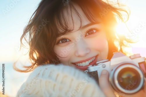 冬の夕方、写真を撮る若い女性 photo