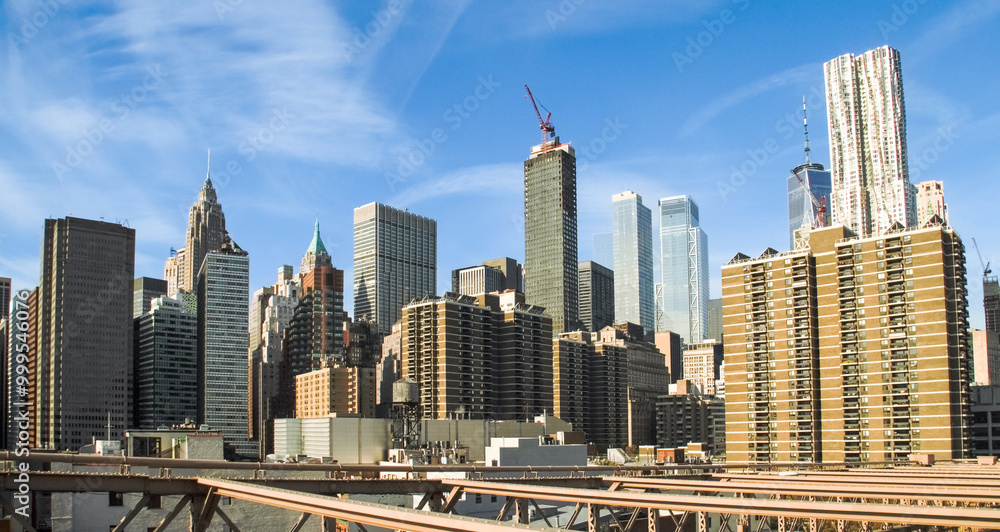 Rascacielos del distrito financiero de Nueva York desde el puente de Brooklyn. Vista panorámica del skyline de la ciudad y sus rascacielos más emblemáticos desde el puente sobre el río Este. 2019. Rascacielos del distrito financiero de Nueva York desde el puente de Brooklyn. Vista panorámica del skyline de la ciudad y sus rascacielos más emblemáticos desde el puente sobre el río Este. 2019.