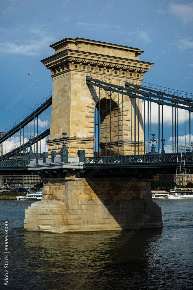 Obraz premium chain bridge city