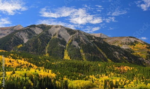 Obraz na plátně mountain peaks,  changing aspen trees and ranch lands on a sunny fall day along